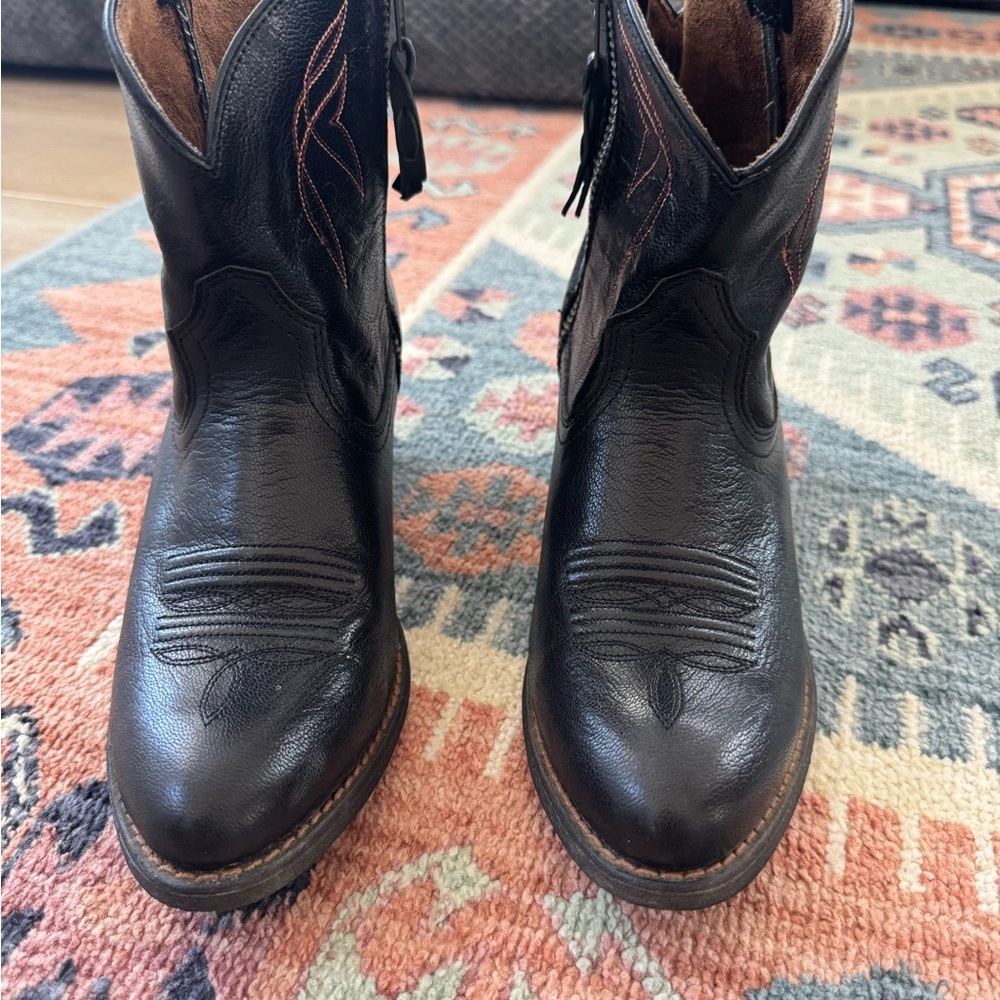 Ariat Women’s 7.5B Darlin Western Boots Round Toe